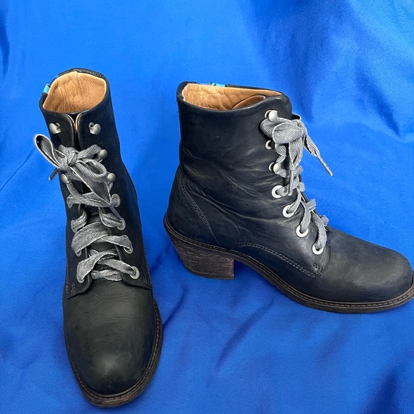 John Fluevog Nuni Boot. Barely worn. - Picture 4 of 6